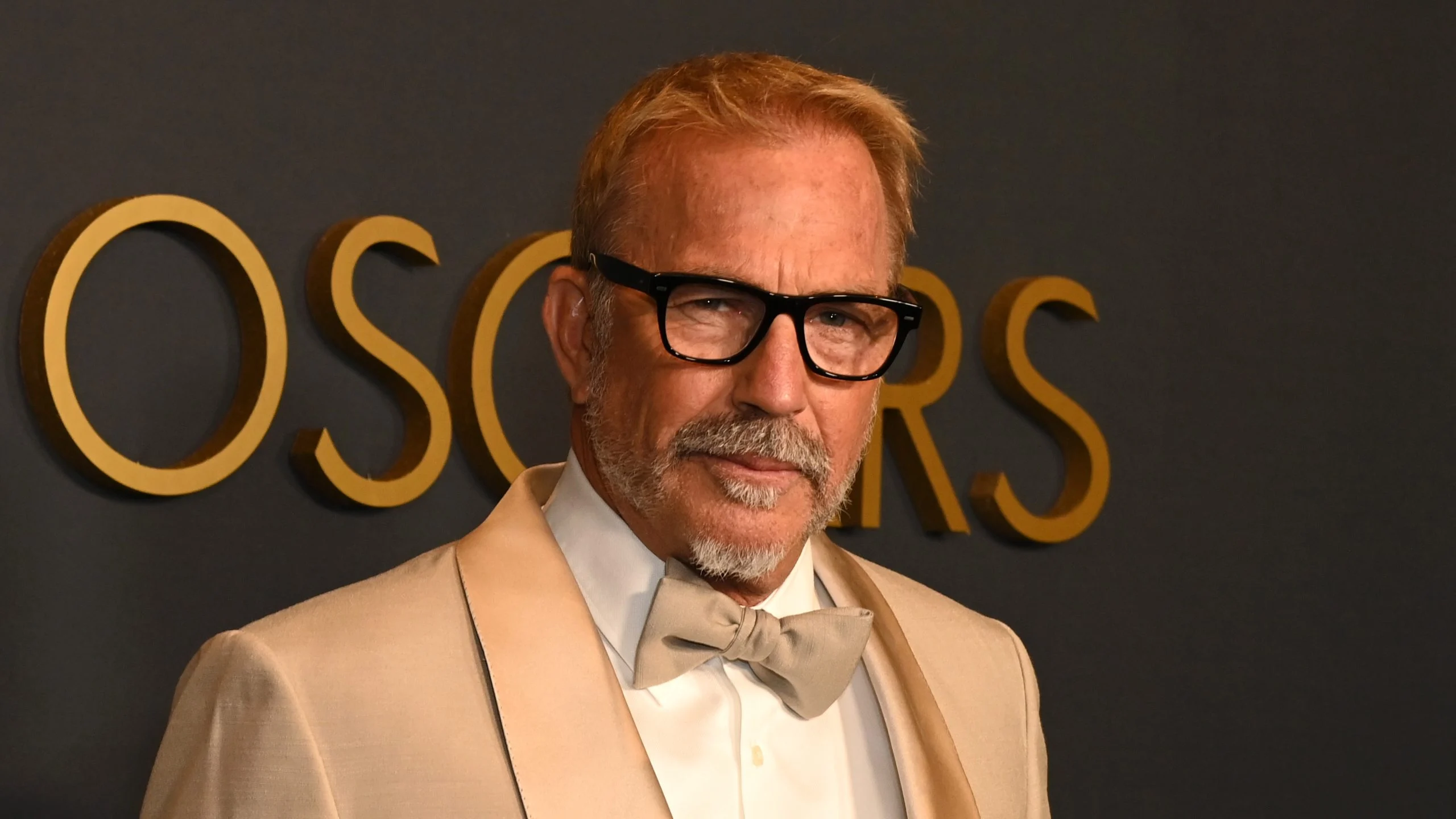 Kevin Costner și Jennifer Lopez se întâlnesc? Vorbesc în fiecare zi...