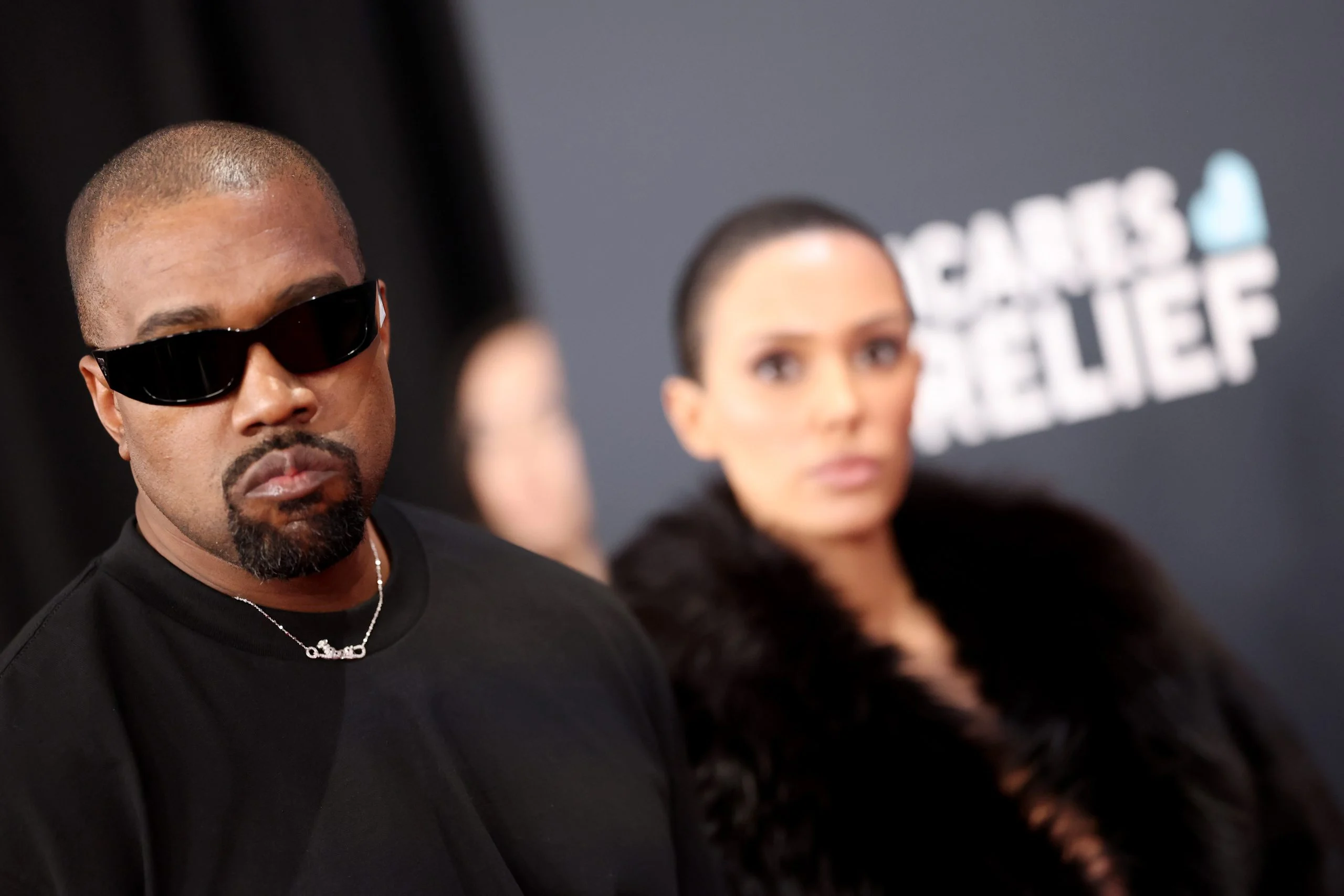 Kanye West publică mai multe fotografii nud cu Bianca Censori, vorbește despre mama sa pe X.