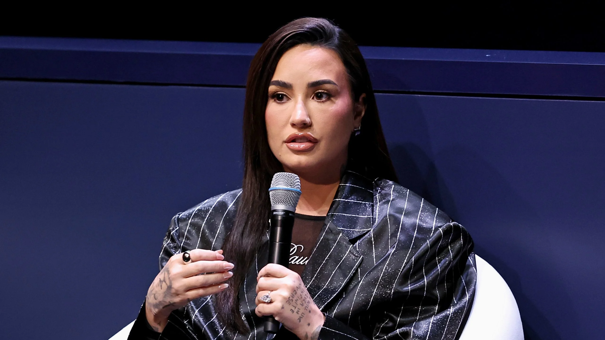 Demi Lovato oferă sprijin colegilor americani trans și non-binari după Trump.