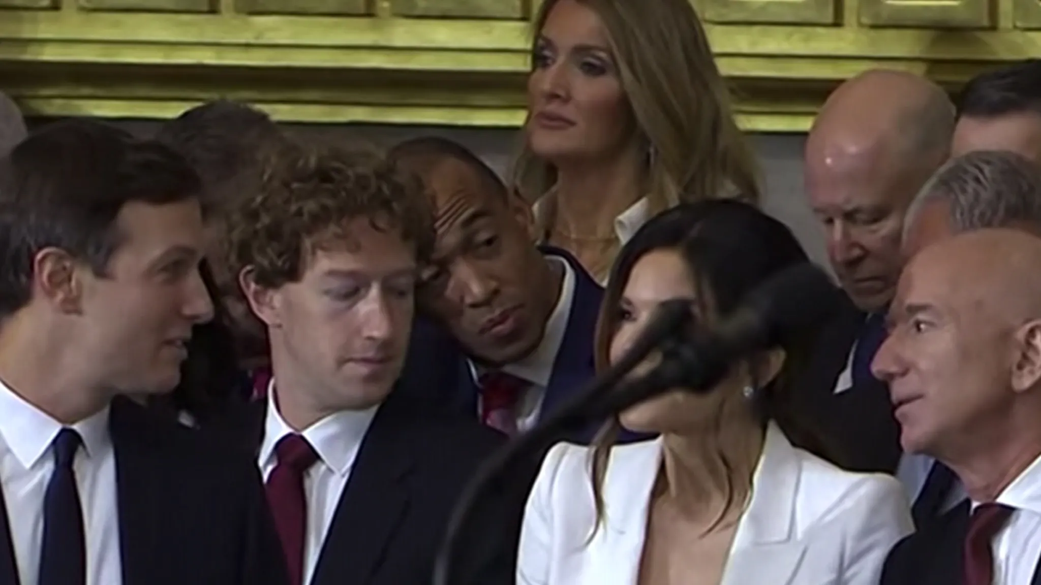 Mark Zuckerberg surprins admirând sânii lui Lauren Sanchez la inaugurare