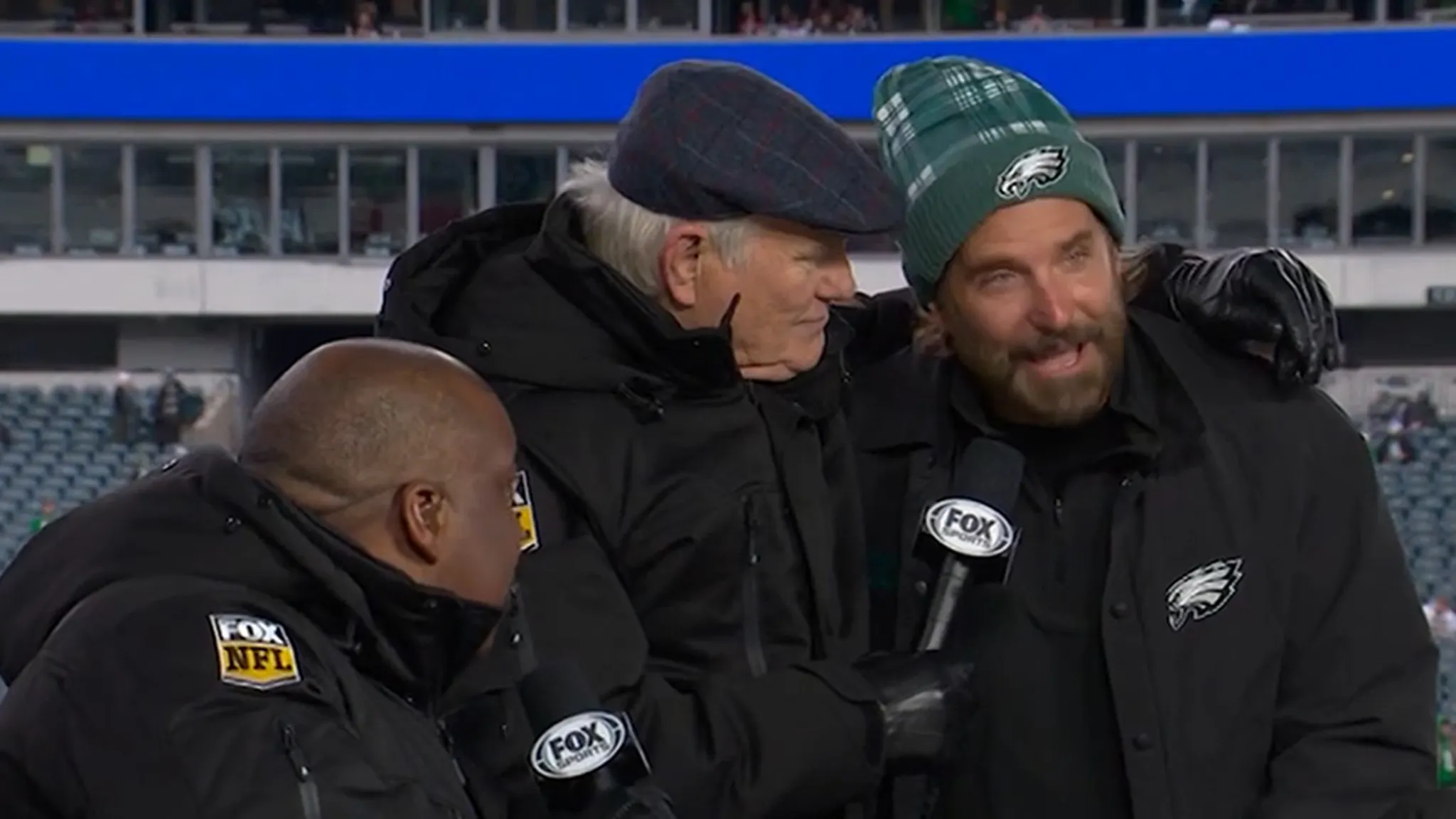 Bradley Cooper vizitează setul premergător Fox NFL și îmbrățișează pe Terry Bradshaw.