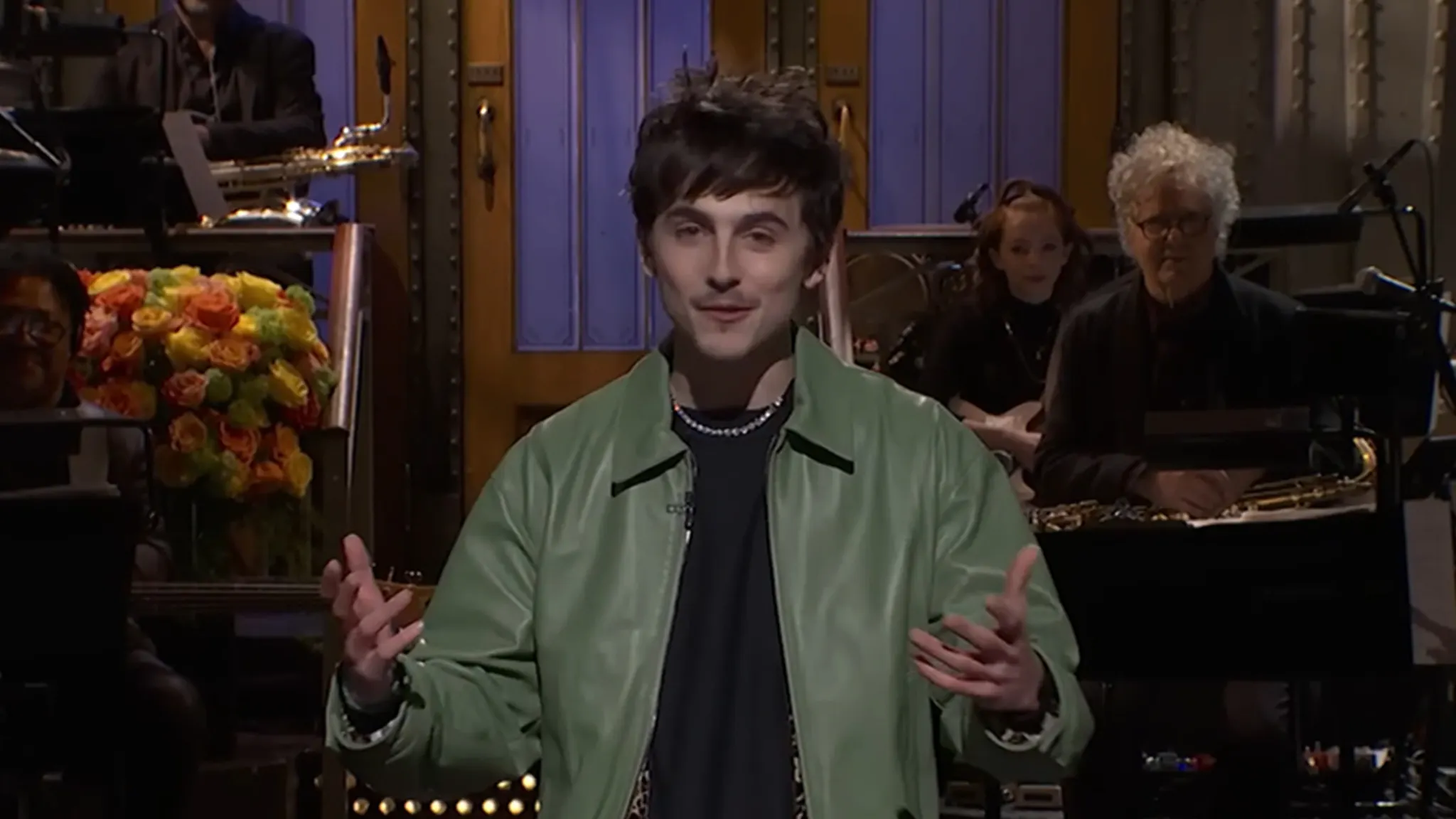 Timothée Chalamet este gazda SNL, glumește că interpretarea sa a lui Bob Dylan nu a câștigat premii.